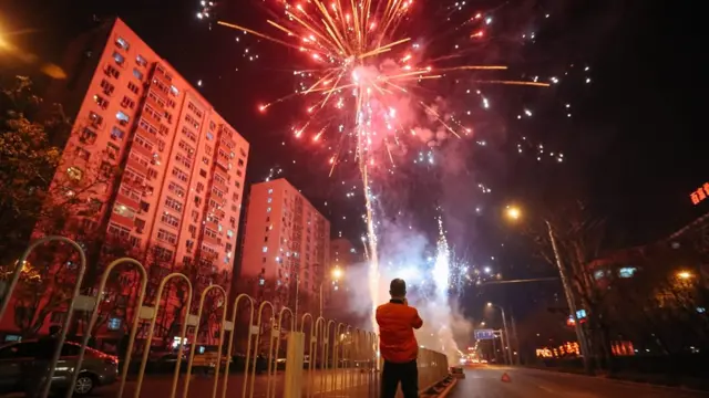 北京民众新年一到燃放焰火