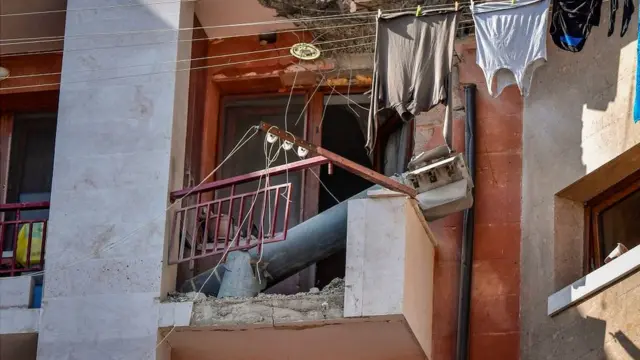 корпус ракеты системы "Смерч" на балконе жилого дома в Степанакерте