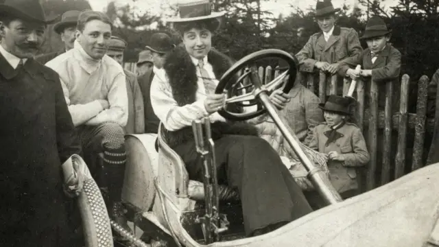 مرسدس یلینک سوار بر یک ماشین مسابقه مرسدس در سال ۱۹۰۶