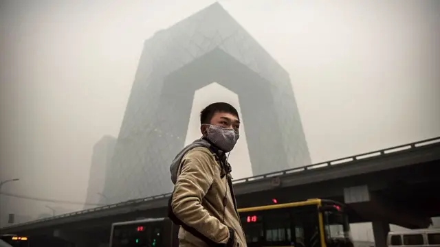 男子在北京CCTV大樓前