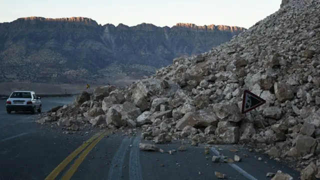 ریزش کوه در محور کرمانشاه به سرپل ذهاب