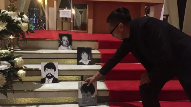 Alexander en la iglesia