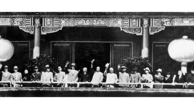 Chủ tịch Mao đứng giữa Chủ tịch Hồ Chí Minh của Bắc Việt Nam và TBT Đảng CS Liên Xô, Nikita Khrushchev tại Bắc Kinh 01/10 năm 1959