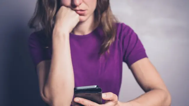 mujer esperando que se cargue una web en el celular