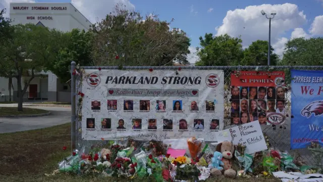 સ્ટોનમેન ડગ્લાસ સેકન્ડરી સ્કૂલ પરના ગોળીબારમાં માર્યા ગયેલા લોકોને શ્રદ્ધાંજલિ આપવામાં આવી હતી