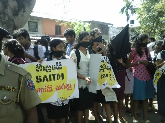 போராட்டம் நடத்திய அரசு மருத்துவ கல்லூரிகளின் மாணவர்கள்