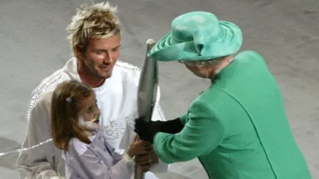 A rainha Elizabeth 2ª com David Beckham e Kirsty Howard