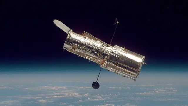 ہبل سپیس ٹیلی سکوپ کو خلا میں 25 اپریل 1990 کو چھوڑا گیا تھا