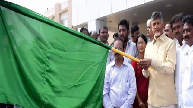 পতাকা নেড়ে সিঙ্গাপুর যাত্রার সূচনা করছেন চন্দ্রবাবু নাইডু