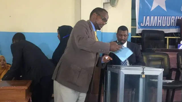 Xildhibaan Cabdishire Jaamac oo codkiisa ka dhiibanayay doorashadii gudoonka baarlamaanka