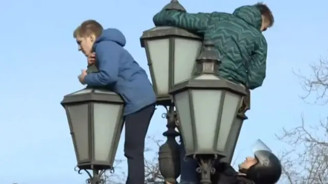 молодые люди на фонаре