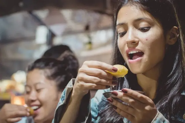 પાણીપૂરી ખાતી મહિલા