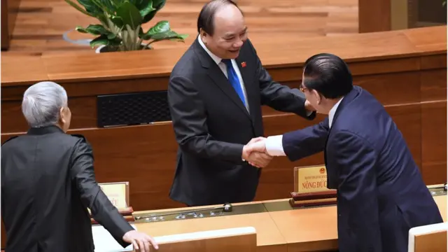 Thủ tướng Nguyễn Xuân Phúc bắt tay cựu Tổng Bí thư Nông Đức Mạnh và Tổng bí thư Lê Khả Phiêu trước giờ khai mạc kỳ họp Quốc hội hôm 22/5 tại Hà Nội