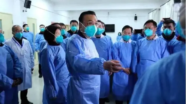 Li Keqiang wearing a face mask with hospital staff