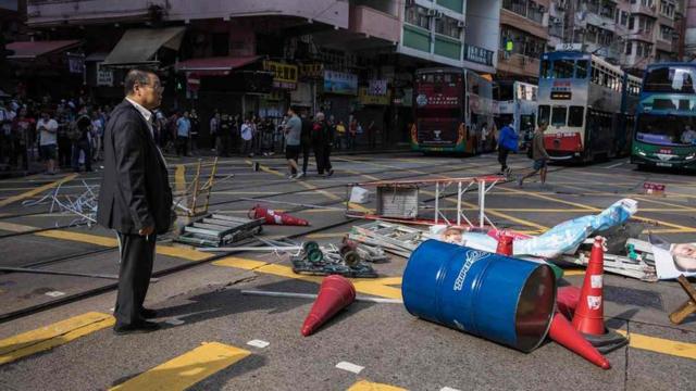 香港多区有示威阻塞道路，与警察爆发冲突。