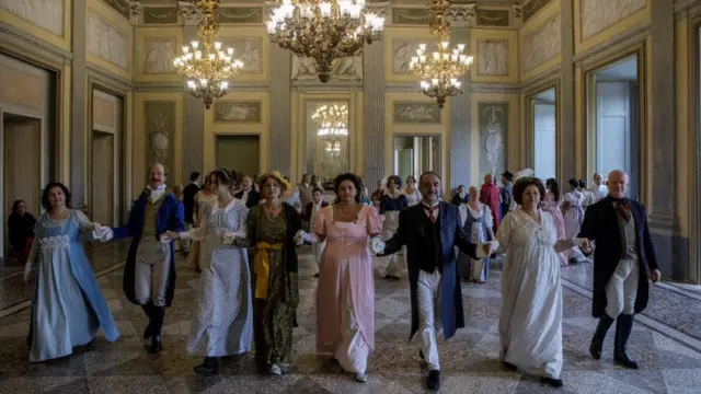La gente baila en un salón mientras participan en una reunión de Janeites organizada por el grupo de Facebook 'Nel Mondo di Jane Austen' en Villa Reale en 2018 en Monza, cerca de Milán, Italia. Los Janeites son devotos de la vida y obra de la novelista británica Jane Austen, y de la era de la Regencia.