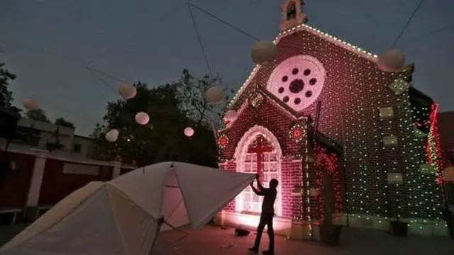 अहमदाबाद में क्रिसमस के मौके पर सजी चर्च