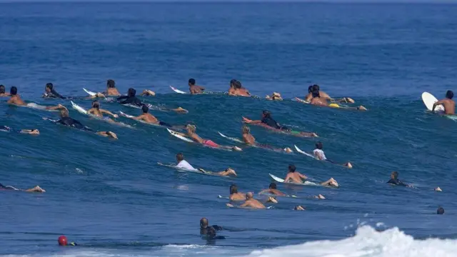 أشخاص يسبحون في المياه باستخدام الزلاجة المائية