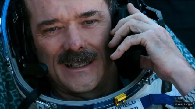 Chris Hadfield bir neçə dəfə qeyd edib ki, "darıxdırıcı vəziyyətə yalnız darıxdırıcı insanlar düşür"