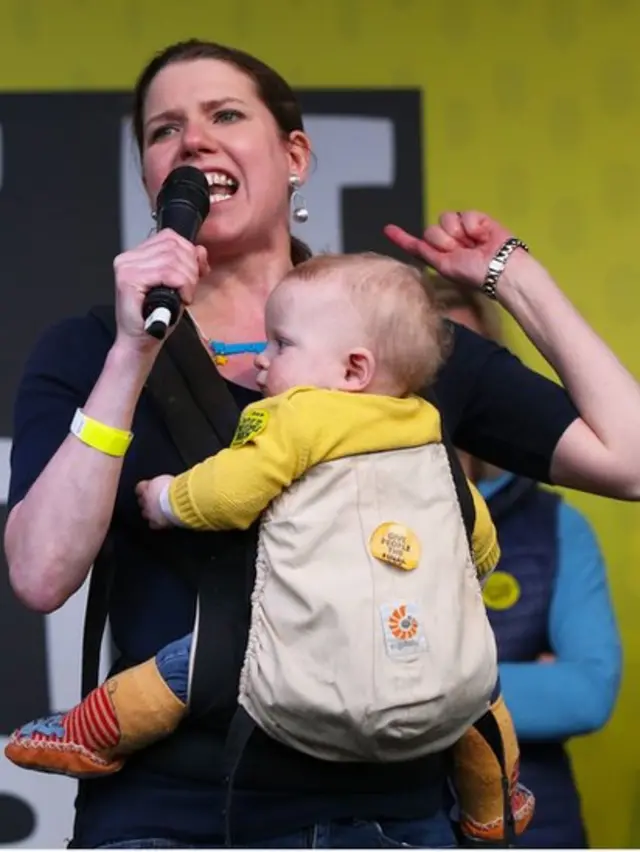 سخنرانی جو سوینسن برای جمعیت در راهپیمایی «رای مردم»، لندن، مارس ۲۰۱۹