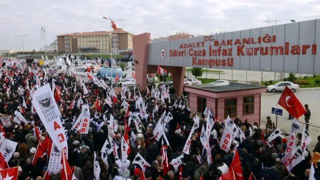 Silivri Cezaevi önünde Ergenekon tutuklamalarını protesto edenler