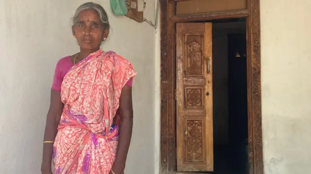 இரு ஆண்டுகளுக்கு முன்பாக குழந்தைகளுக்கு சூடு வைக்கப்பட்டதாக முருகானந்தத்தின் முதல் மனைவி கனிமொழியின் தாயார் அங்கையற்கரசி கூறுகிறார்.