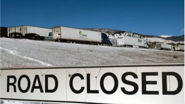 अमेरिका के कोलोराडो में सड़क बंद