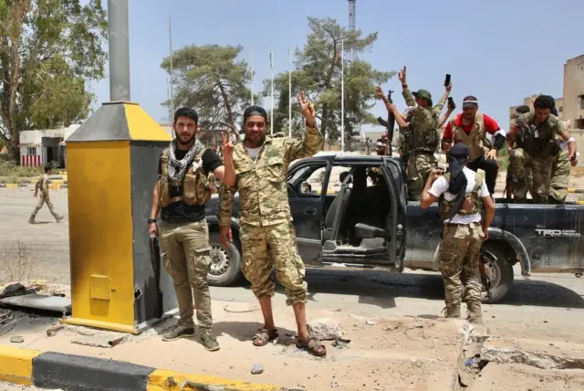 مقاتلون موالون لحكومة السراج