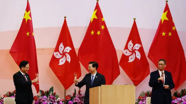 李家超（中）从保安局局长升任政务司司长后，在林郑月娥在北京时，首次以署理行政长官身分出席活动。