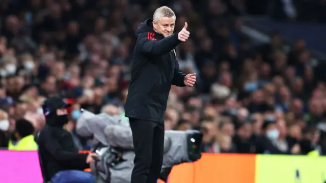 Ole chịu áp lực lớn vào tuần trước khi Man Utd thảm bại 0-5 trước Liverpool