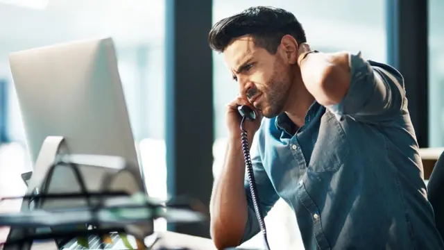 Hombre con dolor de cuello