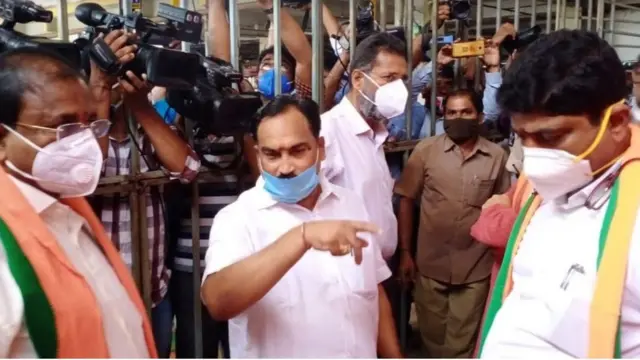 ఆలయ ఈవో నుంచి వివరాలు తెలుసుకుంటున్న బీజేపీ రాష్ట్ర అధ్యక్షుడు సోము వీర్రాజు