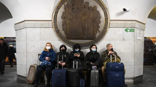 மக்கள் கிஃப்-ல் உள்ள வோக்சல்னா மெட்ரோ நிலையத்தில் தஞ்சம் அடைகின்றனர்