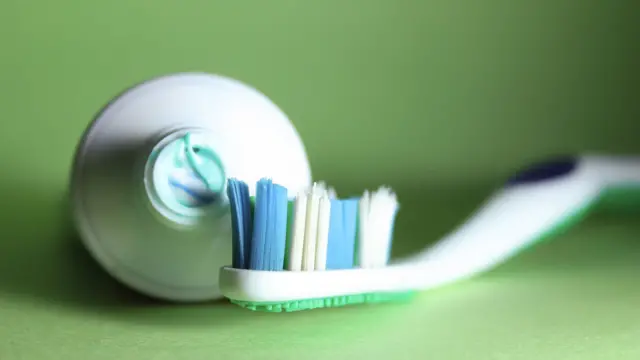 Cepillo y pasta de dientes