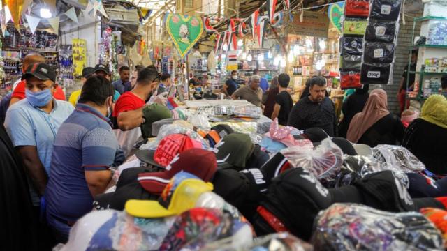люди на базаре в багдаде готовятся к рамадану