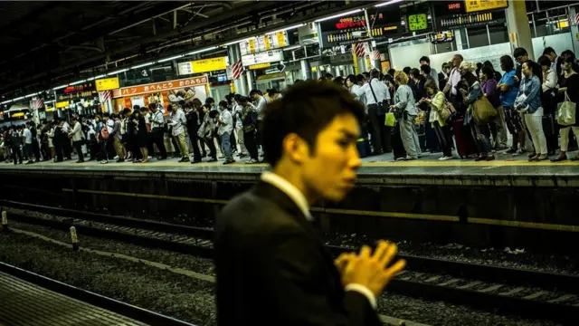 İstasyonda metro bekleyen insanlar
