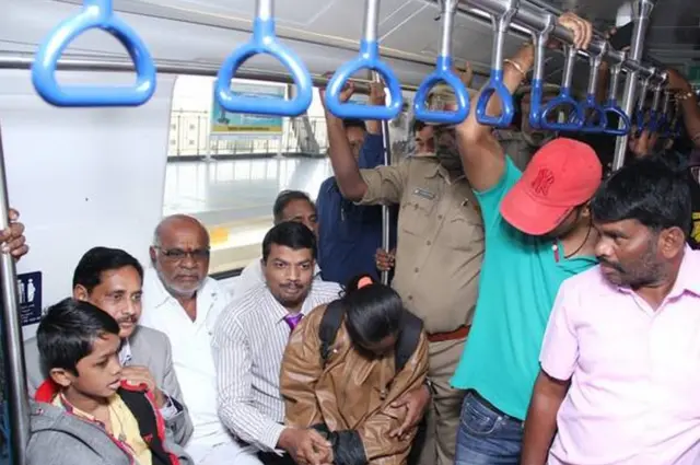 కిక్కిరిసిన మెట్రో రైలు