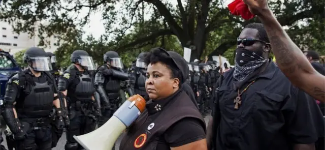 Membros do novo movimento das Panteras Negras enfrentam a polícia0.0 bet365Baton Rouge