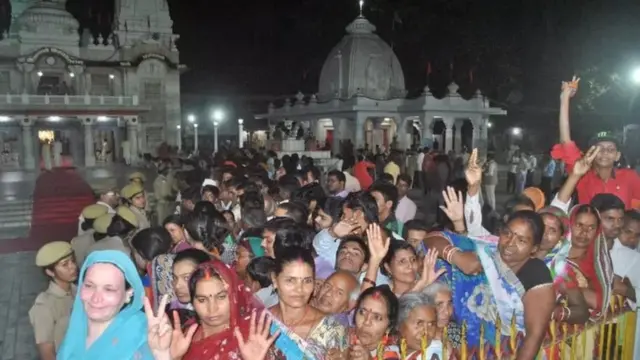 મુખ્ય મંત્રી આદિત્યનાથને જોવા ગોરખપુર મંદિરમાં ઊમટી પડેલાં લોકો
