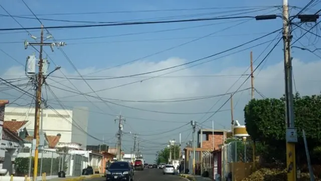 Muchos venezolanos de clases populares se abastecen de energía a través de tomas ilegales de electricidad.