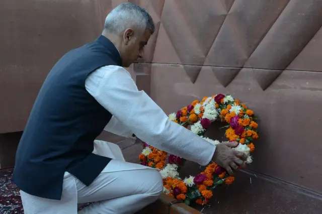 అమృత్‌సర్‌లోని జలియన్‌వాలా బాగ్‌లో పుష్పగుచ్ఛం ఉంచి నివాళులర్పిస్తున్న లండన్ మేయర్ సాదిఖ్ ఖాన్