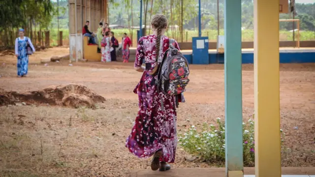 Mulher caminha na colônia russa