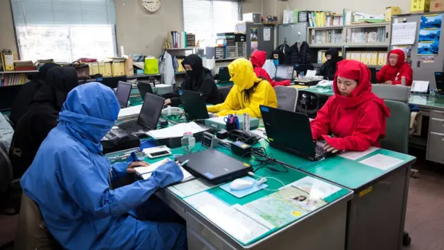 นอกจากนินจาอิงะแล้วก็ยังมีนินจาสำนักโคงะ ซึ่งมีแหล่งกำเนิดจากเมืองโคงะในจังหวัดชิงะของญี่ปุ่น เมื่อถึงวันนินจา พนักงานของเมืองจะใส่ชุดนินจาทำงาน