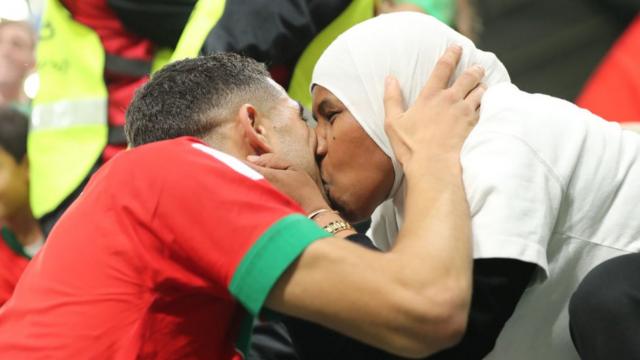Fãs marroquinhos se beijam
