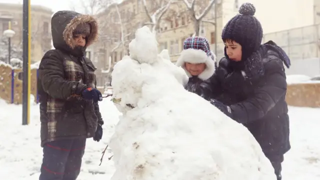 Bu gün orta məktəblərdə qış tətilindən sonra ilk dərs günü olsa da, şaxtalı-qarlı hava ilə əlaqədar dərsə davamiyyət aşağı düşüb.