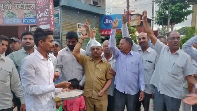 महाराष्ट्र के सतारा ज़िले में कुलभूषण जाधव के गांव में जश्न मनाते लोग