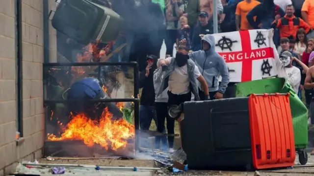 Ротерҳам шаҳрида намойишчилар қочқинлар сақланаётгани ишонилган Holiday Inn Express меҳмонхонасига ўт қўйдилар.