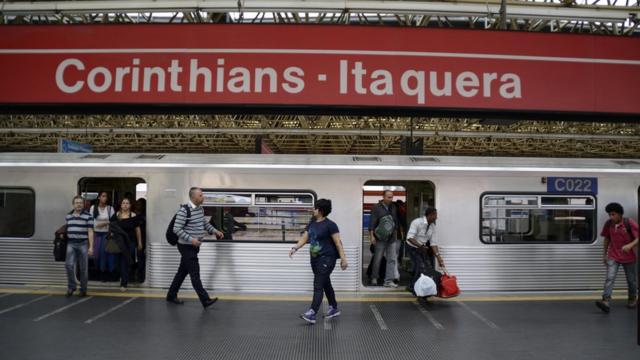 Passageiros embarcam e desembarcam do metrô na estação Corinthians - Itaquera