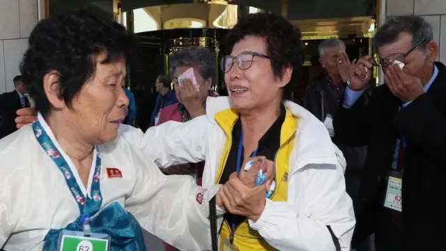 2018년 제21차 이산가족 상봉행사 2회차 마지막날 금강산호텔에서 열린 작별상봉 및 공동중식을 마친 북측 유재숙(79)할머니가 남측 사촌동생 유애숙(72)씨 등과 버스에 오르기 전 작별인사를 나누며 눈물을 흘리고 있다