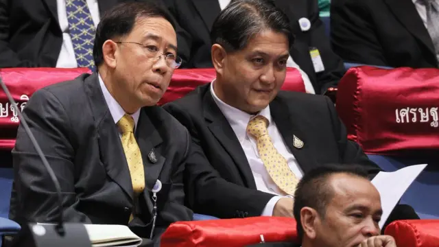 มิ่งขวัญ แสงสุวรรณ์ อดีตหัวหน้าพรรคเศรษฐกิจใหม่ (ศม.) หารือกับ สุภดิศ อากาศฤกษ์ รักษาการหัวหน้าพรรค ศม.